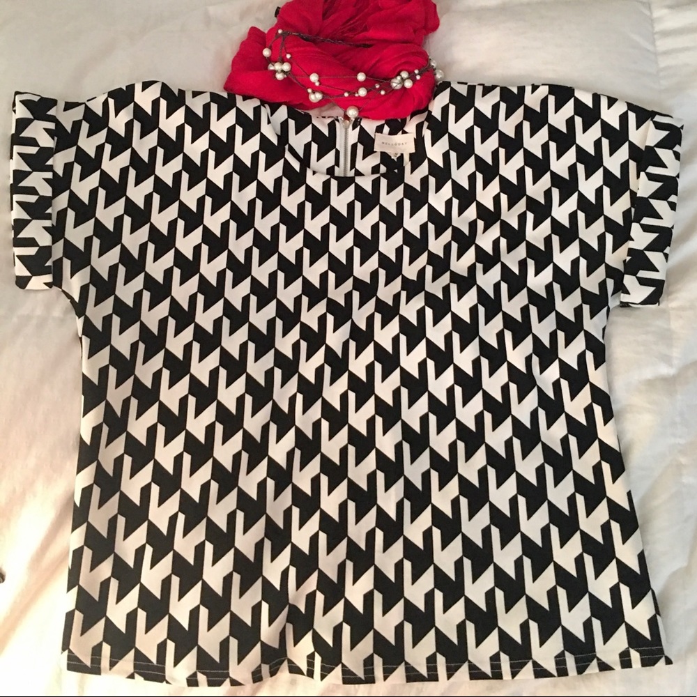 NWOT chic houndstooth design shirt-sleeved top.